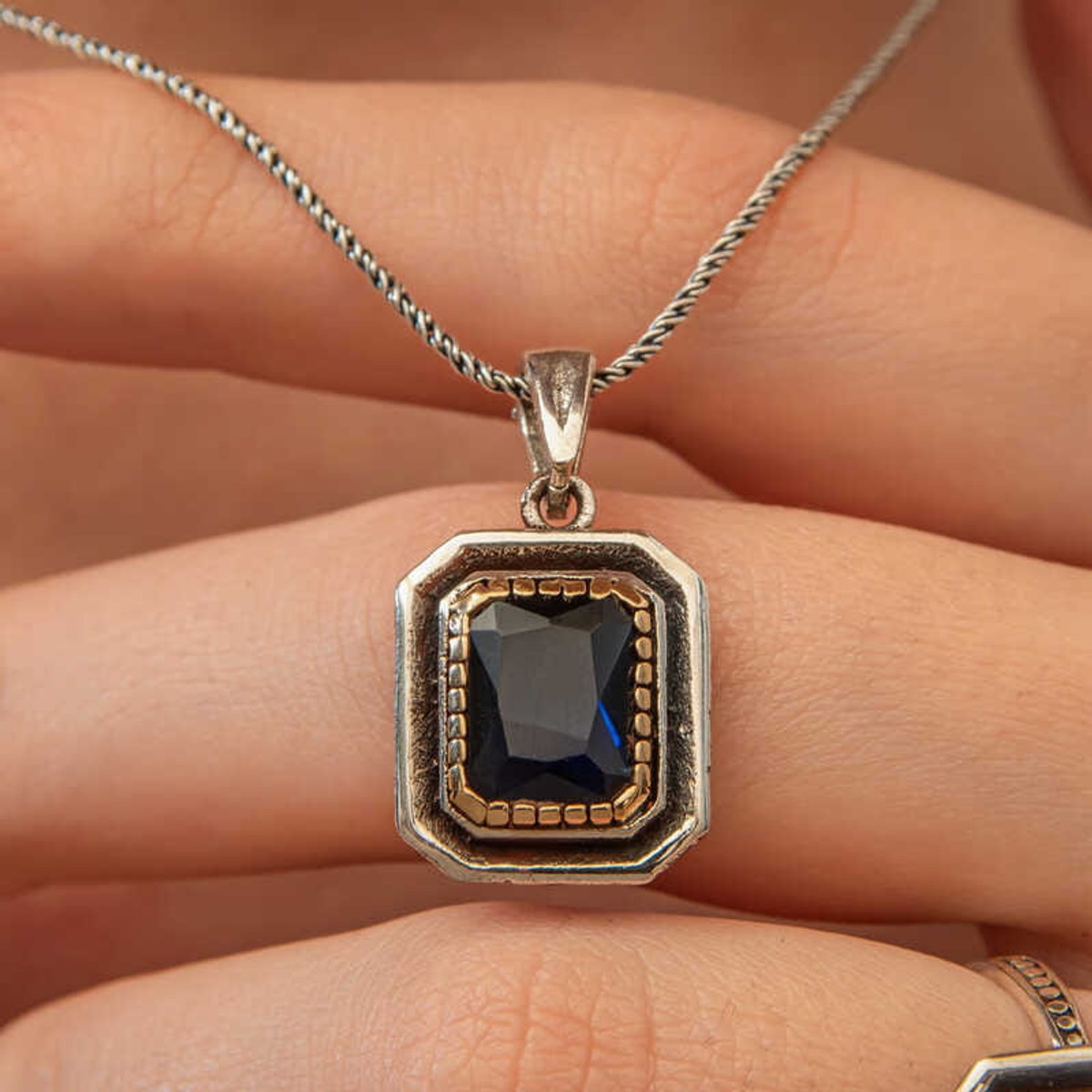 Gümüş Lacivert Taşlı Dikdörtgen Kadın Kolye